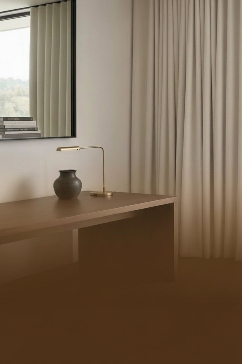 Rideau occultant dans une chambre plongée dans la pénombre