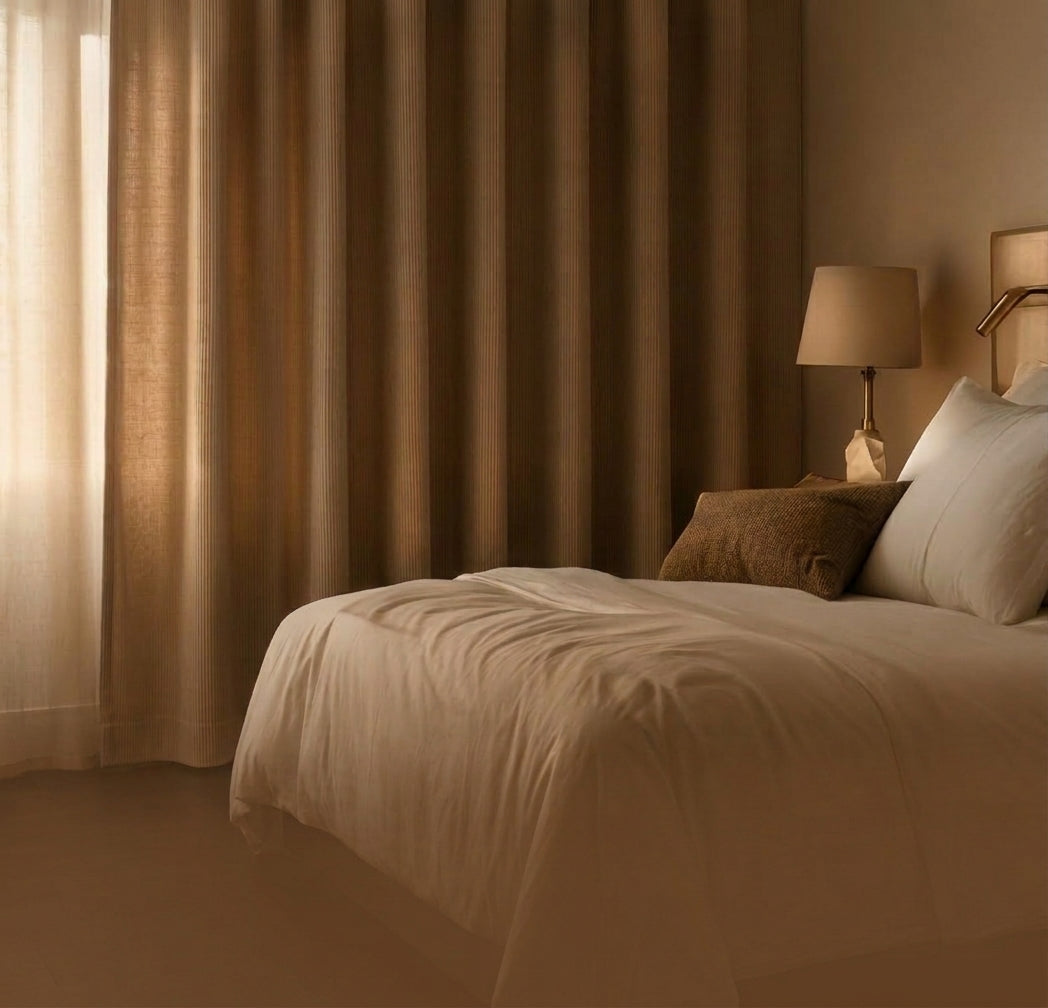 Rideaux thermiques épais coloris brun dans une chambre chaleureuse